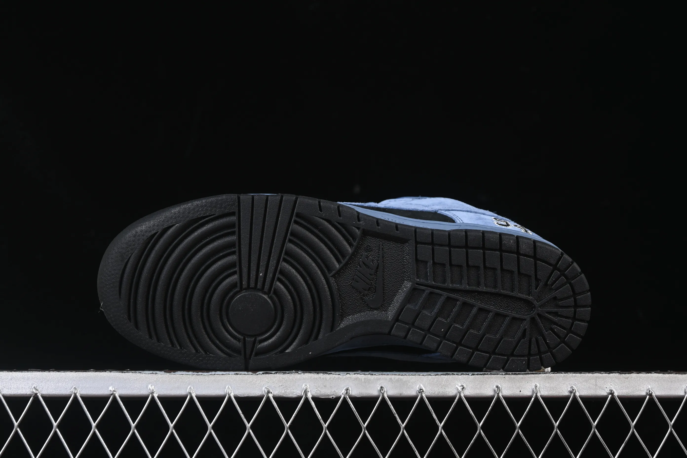 All Categories Nk SB Dunk Series Nk SB Dunk Low Low-top sneakers Supreme x Nike Dunk SB Dunk Low joint black and blue low-top casual skateboard shoes HQ8487-400